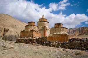 The important ancient chorten group between Ghami and Dhakmar